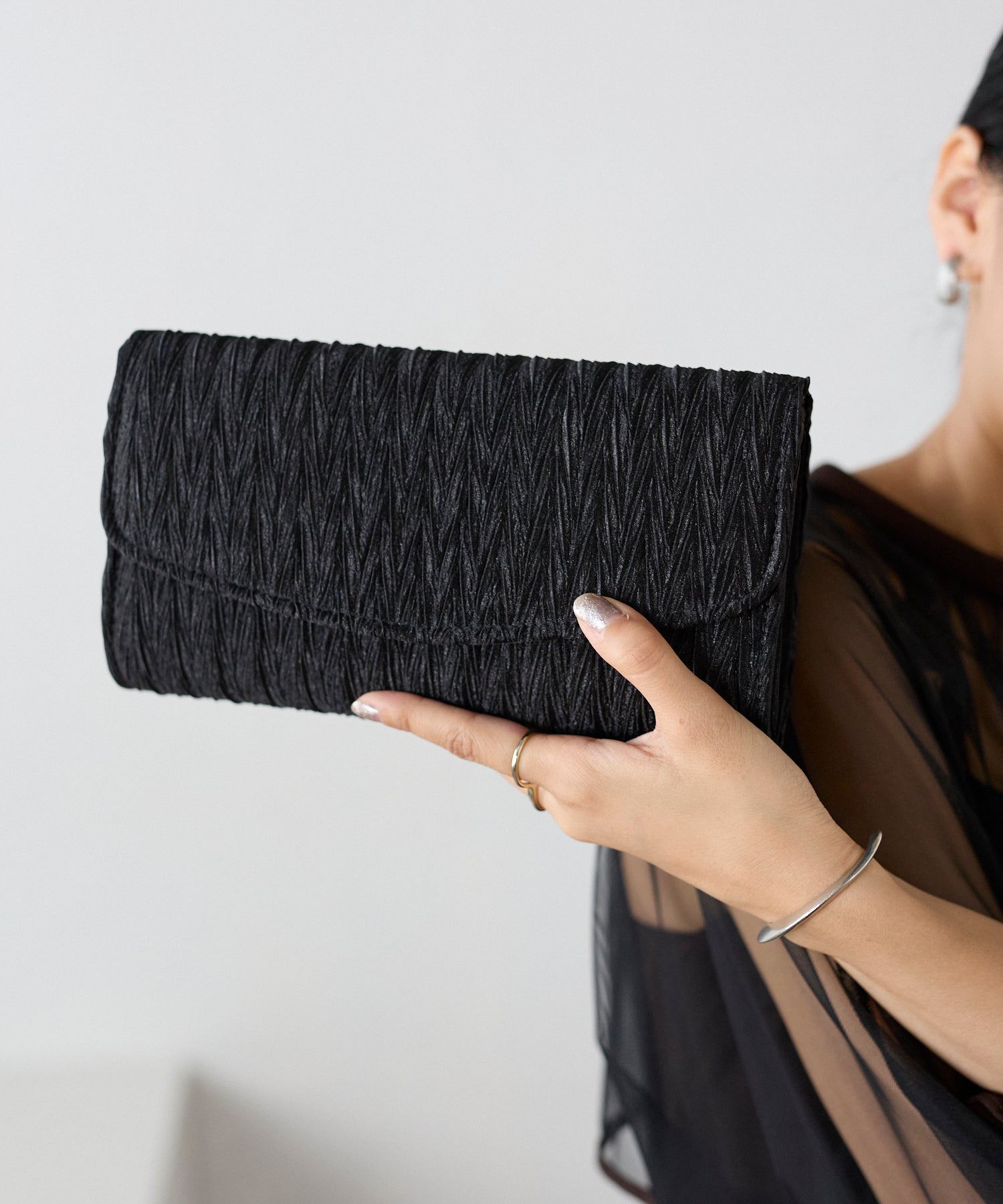 サテンプリーツクラッチバッグ